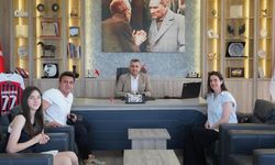 Tavşan başarılı tenisçiyi ağırladı