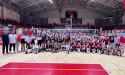 Midi Kızlarda Şampiyon Yalova Voleybol Spor Kulübü