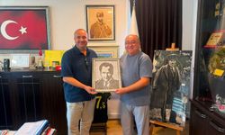 Vefa Salman’dan Başkan Kurt’a Atatürk Portresi Hediyesi