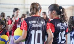 Kadıköy’ün Minik Futbolcu ve Voleybolcuları Malzemelerine Kavuştu