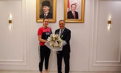 Şampiyon Raket Ece, Vali Usta’nın Konuğu Oldu
