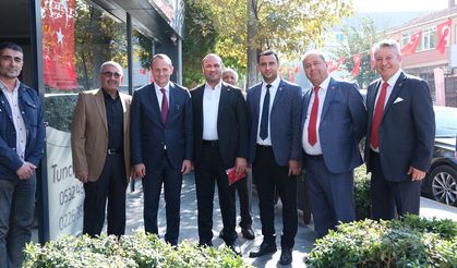 Başkan Yele’den Esnaflara Türk Bayrağı Hediyesi