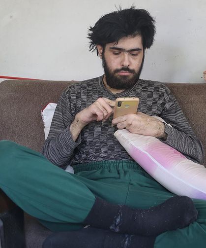 Depremzede Genç 3 Yıl Sonra Tıraş Ettirildi ve Duş Aldırıldı!