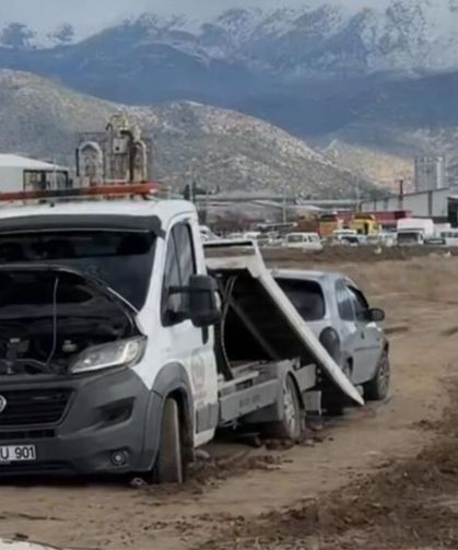 Çamura Saplanan Çekiciyi Kurtarmaya Giden Çekicilerde Mahsur Kaldı