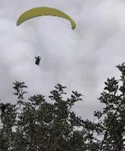 Yamaç paraşütçüsü işçilerin çay davetine kayıtsız kalmadı