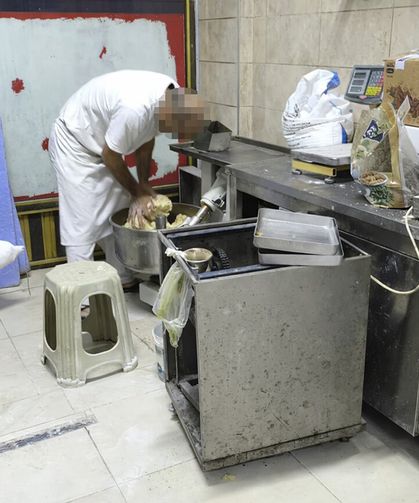 Tatlı Hamurunu Ayağıyla Çiğnedi