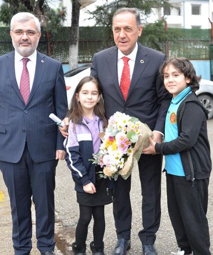 Vali Usta, Bayrak Törenine Katıldı