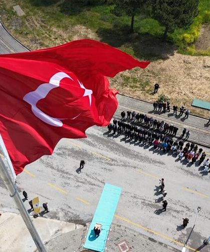 Dev Türk Bayrağı Törenle Göndere Çekildi