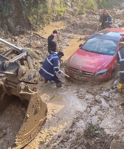 Esenköy’de Çamura Saplanan Araç 3 Saatte Kurtarıldı
