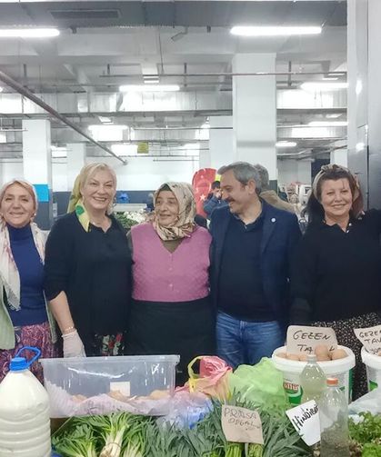 İYİ Partili Kadınlardan Pazarda Pişi İkramı