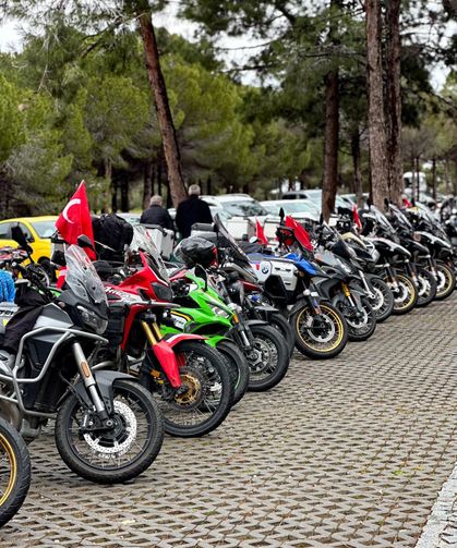 Al Bayrak Gölgesinde, Egzoz Sesleri Vefa için Yükseldi