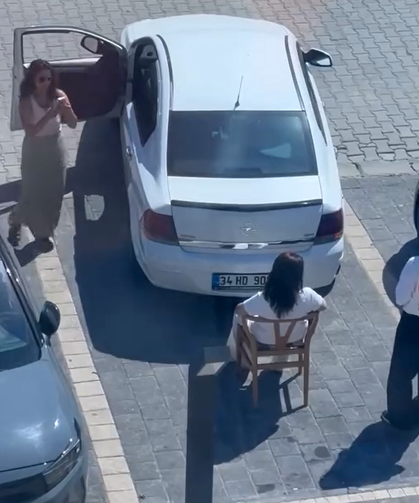 Yalova’da Tuhaf Olay! Sandalyeye Oturarak Park Etmesini Engelledi