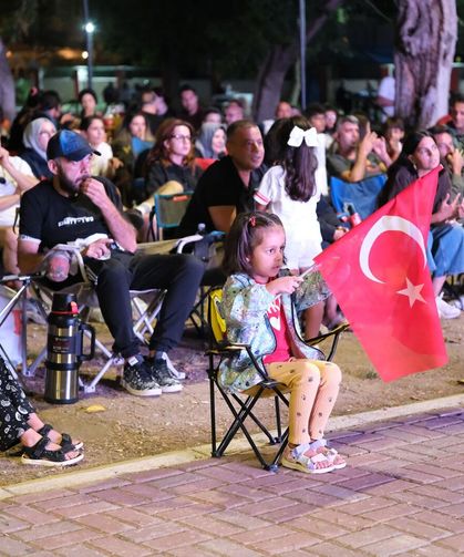 Çiftlikköylüler Filenin Sultanlarına Dev Ekrandan Destek Verdi