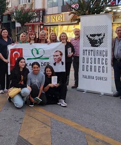 Yalova’da Cumhuriyet Caddesi Kitap Okuma Alanına Dönüştü