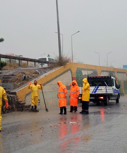 Yalova’da Yağmur Sularının Tahliyesi İçin Çalışma
