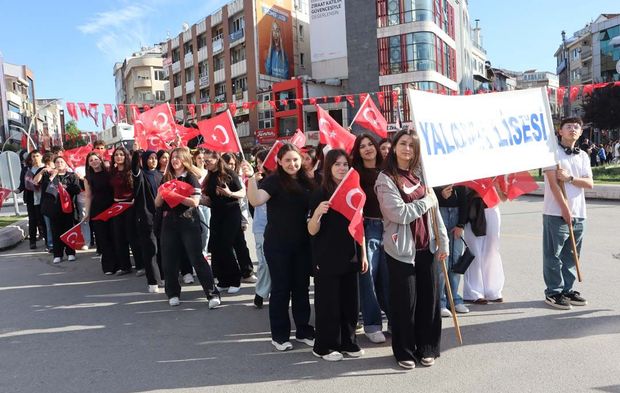 Gençlik ve Spor Bayramı, Yalova’daki Gençliğin Yürüyüşüyle Başladı
