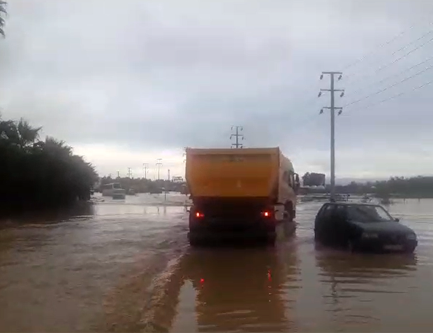 Yalova’da Dere Taştı, Tersaneler Sular Altında Kaldı