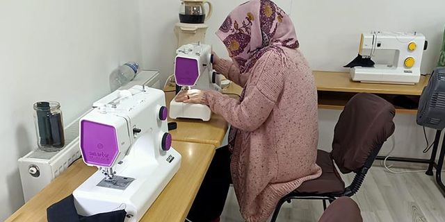 Kursiyerler Depremzedeler İçin Eşofman Dikiyor