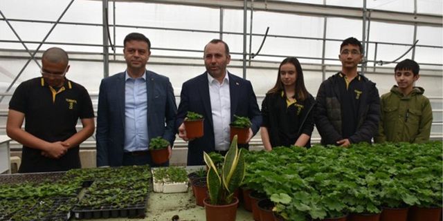 Öğrencilerin Yetiştirdiği Çiçekler Yalova’nın Park ve Bahçelerini Süsleyecek