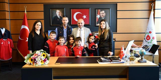 Oral, Koltuğunu Devretti