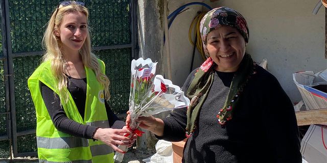 Çınarcık Belediyesi İlçedeki Tüm Anneler Gül Hediye Etti