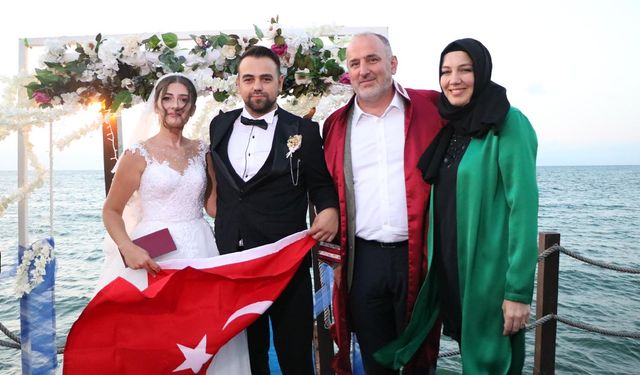 Başkan Soyer’den, Yeni Evli Çifte Tebrik