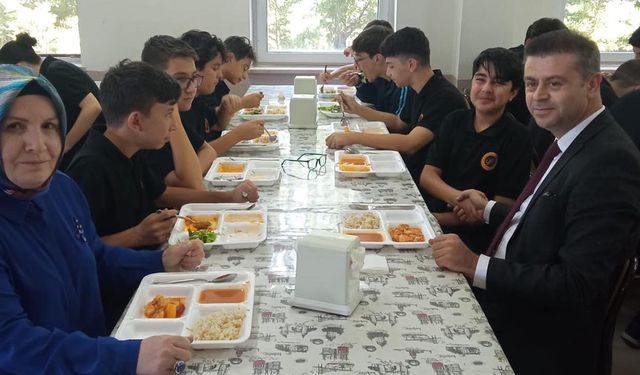 Müdür Akmeşe, Öğrencilerle Yemek Yedi                 