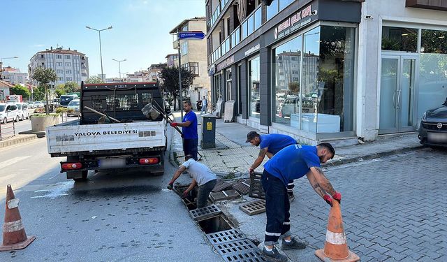Yalova Belediyesi Mazgal Ve Rögarları Temizliyor