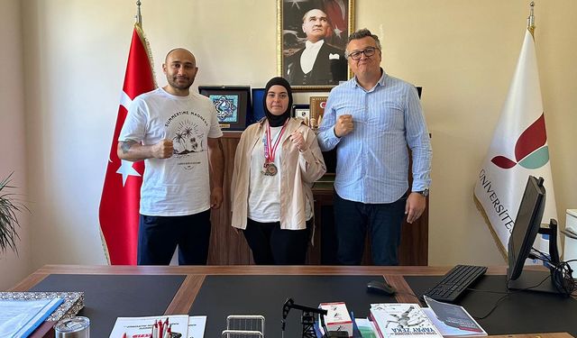 Rektör Bahçekapılı Ve Dekan Geri’den Aleyna’ya Tebrik