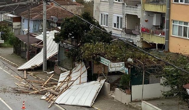 Şiddetli Rüzgarda Çatı Uçtu, 2 Yaralı