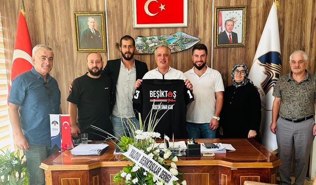 Başkan Acar’a Beşiktaş Forması, Tokatspor Atkısı