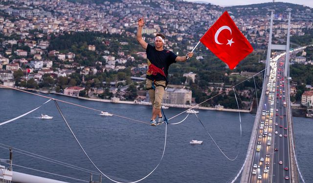 Estonyalı Sporcu Jaan Roose 15 Temmuz Şehitler Köprüsü'nü İp Üzerinde Yürüyerek Geçti