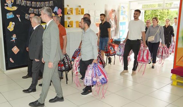 Armutlu Belediyesi’nden 1. Sınıf Öğrencilerine Hediye