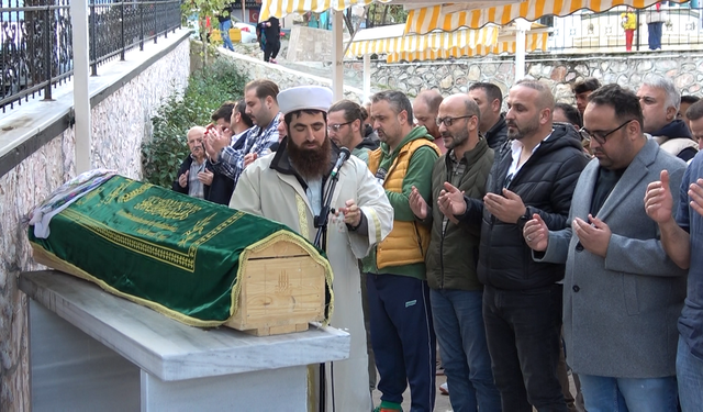 Yalova'da Evinde Çalışanları Tarafından Vahşice Öldürülen Girişimci Kadın Toprağa Verildi