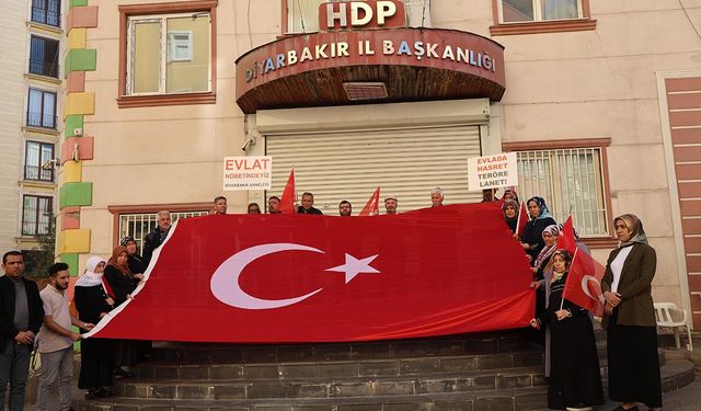 Diyarbakır Anneleri TUSAŞ Saldırısı Nedeniyle PKK'yı Lanetledi