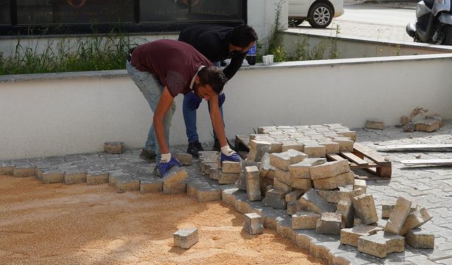 Armutlu Belediyesi’nden Ara Sokaklarda Parke Taşı Yenileme Atağı