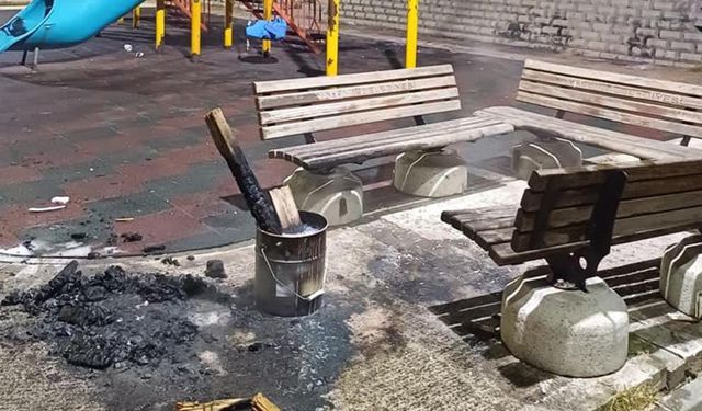 Vandallar Bu Seferde Parkta Ateş Yakarak Zarar Verdiler