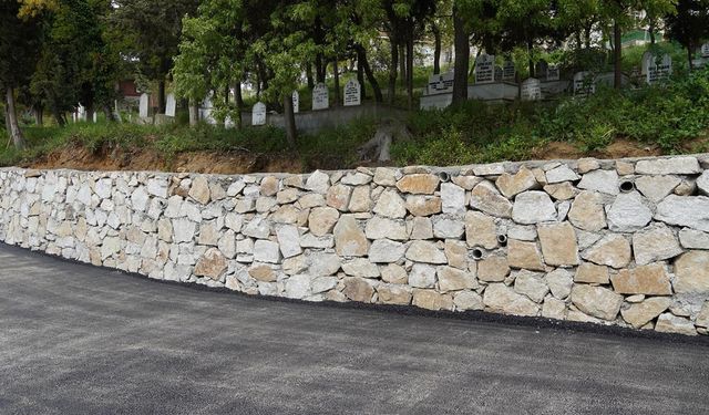 Armutlu’da Mezarlık Duvarı Yeniden İnşa Edildi