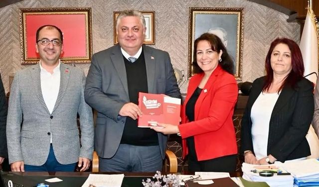 Eğitim Maratonu Kitabı, Belediye Başkanlarına Teslim!