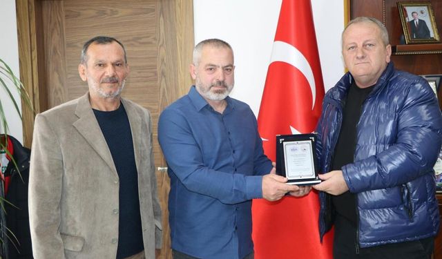 Plaketle Teşekkür Ettiler