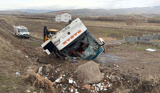 Yoldan Çıkan Otobüs Tarlaya Uçtu: 2 ölü, 25 Yaralı