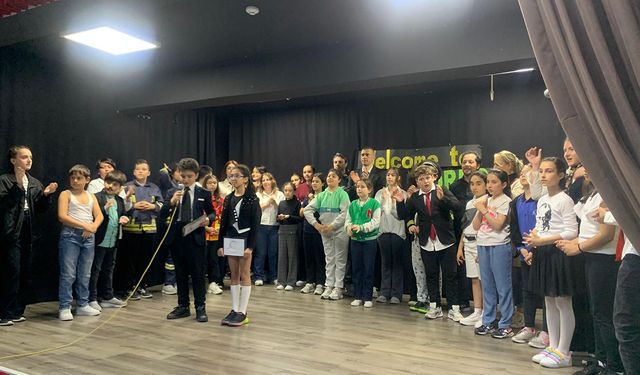 Mehmet Akif Ersoy Ortaokulu’ndan Muhteşem Bir İngilizce Skeç Gösterisi