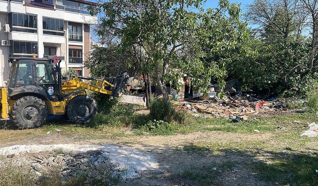 Yalova Belediyesi’nden Safran Yolu’nda Metruk Bina Yıkımı