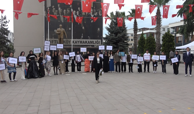 Öğrencilerden 'Açık Hava Atık Materyal Defilesi'