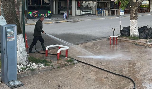Çınarcık Belediyesi'nden Yağış Sonrası Yoğun Temizlik Mesaisi