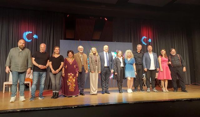 “Bir Şey Yapmalı!” Tiyatro Oyunu Beğenildi