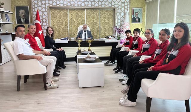 Çifte Şampiyon Sevim Göğez Ortaokulu’ndan İl Milli Eğitim Müdürüne Ziyaret