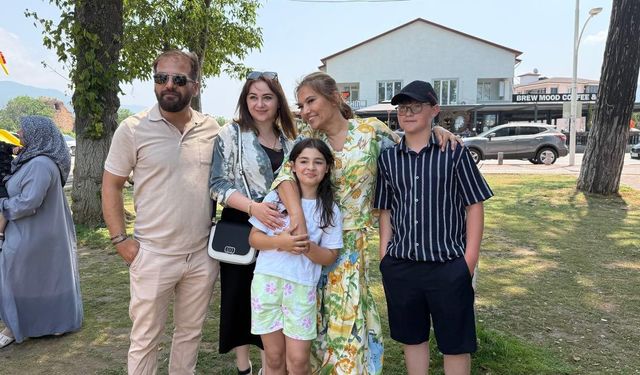 Demet Akalın'dan minik hayranına jest
