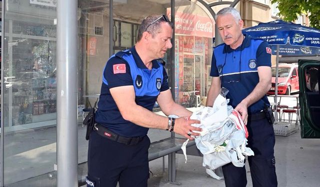 Yalova Belediyesi, Eski Afiş ve Broşürleri Temizliyor