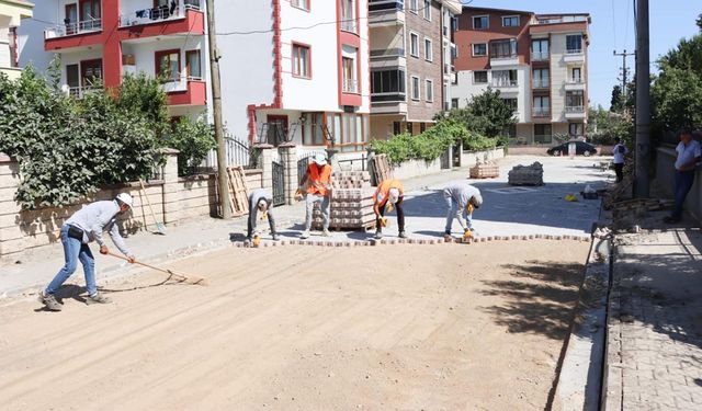 Aziz Sokak’ta Parke Taş Döşeme Çalışması Yapılıyor